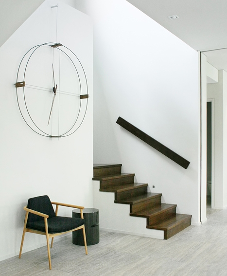 Настенные часы Delmori черный/хром/орех от интернет-магазина IDODOM.RU