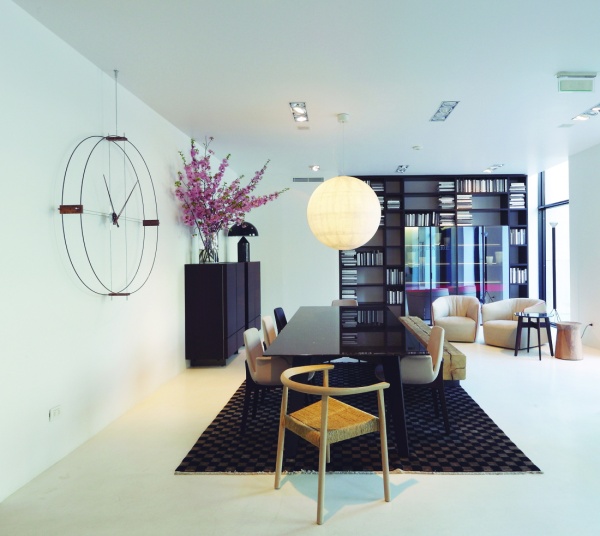 Настенные часы Delmori G черный/латунный/орех от интернет-магазина IDODOM.RU