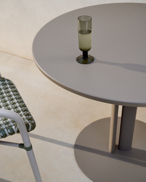 Уличный стол Sedalis из стали со столешницей из серо-коричневого алюминия Ø80 см от интернет-магазина IDODOM.RU