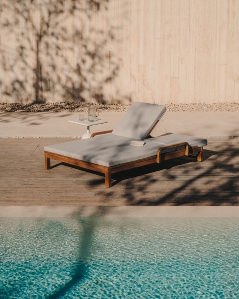 Двойной шезлонг Sonsaura из массива эвкалипта от интернет-магазина IDODOM.RU