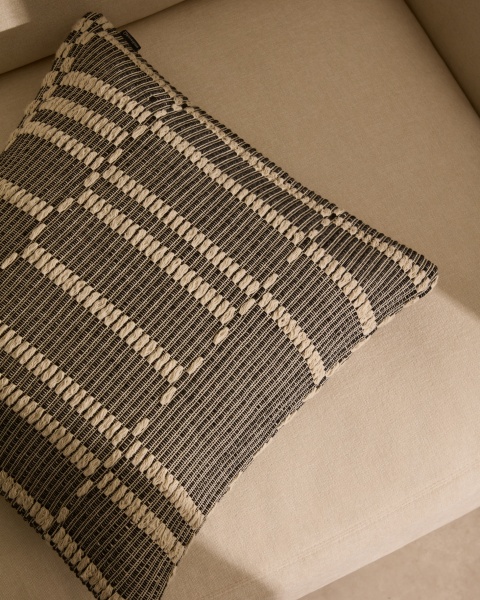 Чехол для подушки Kavri из хлопка чёрного и бежевого цвета 50 x 50 см от интернет-магазина IDODOM.RU