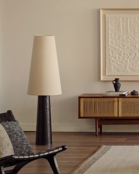 Настольная лампа Senni с металлическим основанием, окрашенным в черный цвет от интернет-магазина IDODOM.RU