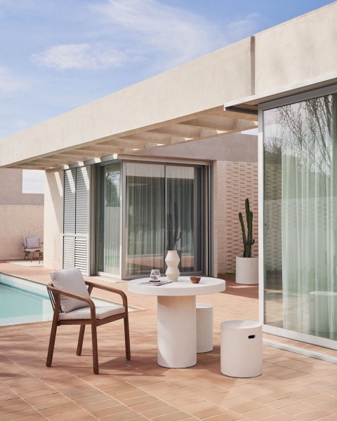 Aiguablava Круглый стол из белого цемента Ø 90 см от интернет-магазина IDODOM.RU