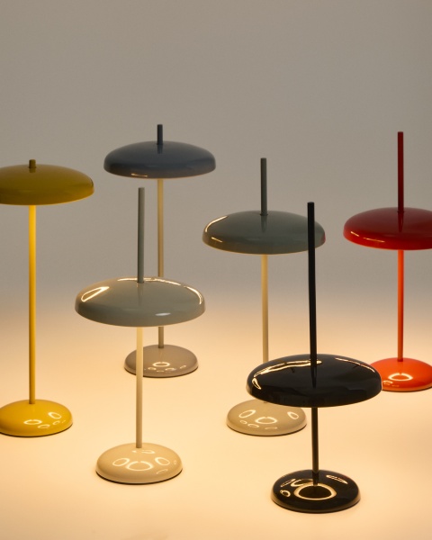 Переносная настольная лампа Porte из черного алюминия от интернет-магазина IDODOM.RU