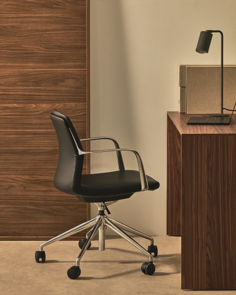 Офисный стул Nerlan из черной экокожи с алюминиевой рамой от интернет-магазина IDODOM.RU