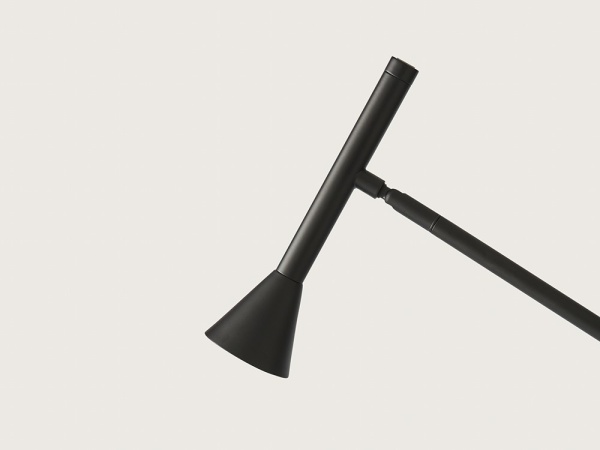 Настольная лампа Lyb черная от интернет-магазина IDODOM.RU