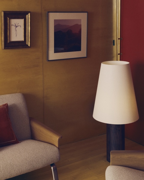 Торшер Marga из массива каучукового дерева с темной отделкой от интернет-магазина IDODOM.RU