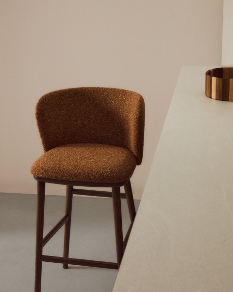 Барный стул Ciselia из терракотового шенилла с ножками из ясеня в отделке орех от интернет-магазина IDODOM.RU