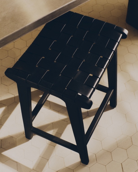 Табурет Calixta из кожи и красного дерева с черной отделкой от интернет-магазина IDODOM.RU