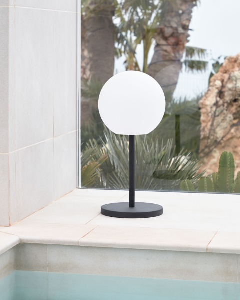 Настольная лампа Lape из черной стали от интернет-магазина IDODOM.RU