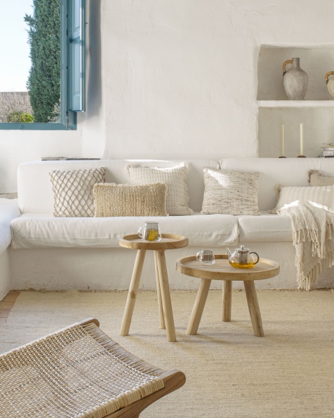 Приставной столик Glenda из массива тика Ø 35 см от интернет-магазина IDODOM.RU