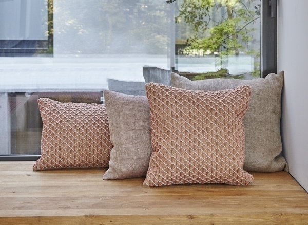 Подушка Raw Pink 50x50 от интернет-магазина IDODOM.RU