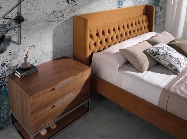 Кровать LA2102 /7124 с обивкой из бархата и ножками из полированной стали от интернет-магазина IDODOM.RU