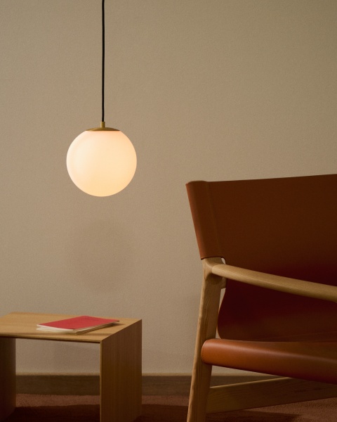 Подвесной светильник Brisia из металла в латунной отделке со стеклянным плафоном Ø15 см от интернет-магазина IDODOM.RU