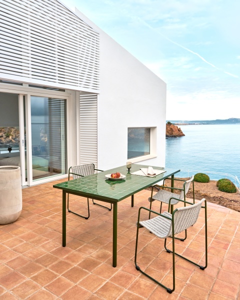 Уличный стол Maurina из оцинкованной стали зелёного цвета с зелёной керамической плиткой 182 x 91 см от интернет-магазина IDODOM.RU