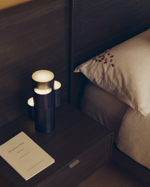 Переносная настольная лампа Adrina из светло-серого металла от интернет-магазина IDODOM.RU