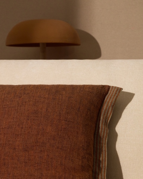 Чехол для подушки Niven из льна оранжевого цвета с боковыми полосками 45 x 45 см от интернет-магазина IDODOM.RU