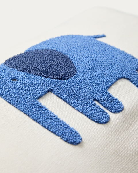 Чехол для подушки Tandani бежевый из хлопка с вышитым синим слоном 30 x 50 см от интернет-магазина IDODOM.RU