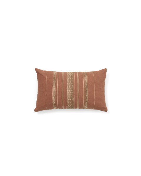 Чехол для подушки из льна Sairu оранжевого цвета с вышивкой из джута 30 x 50 см от интернет-магазина IDODOM.RU