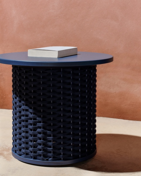 Уличный приставной столик Sedalis из алюминия и веревки синего цвета Ø50 см от интернет-магазина IDODOM.RU