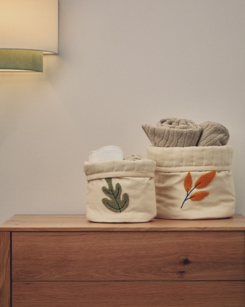 Набор из 2 детских корзинок из бежевого хлопка Tandani с вышитыми листьями от интернет-магазина IDODOM.RU