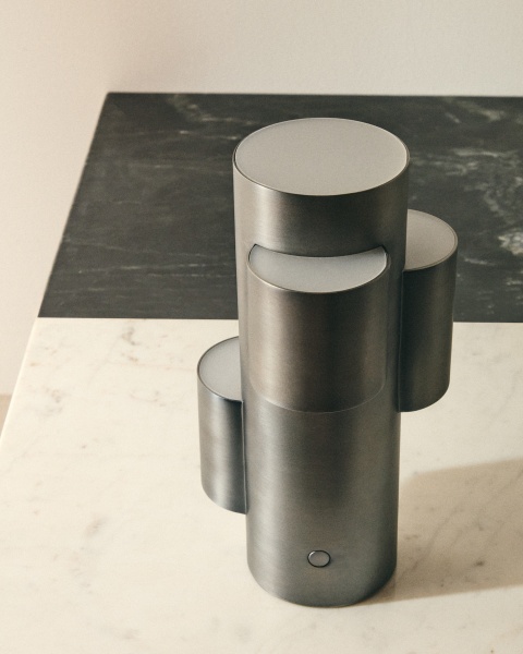 Переносная настольная лампа Adrina из темно-серого металла от интернет-магазина IDODOM.RU