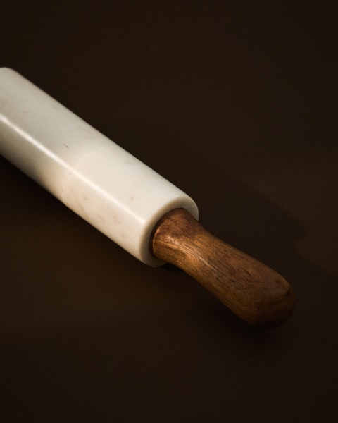 Скалка Nuvir из белого мрамора и массива акации от интернет-магазина IDODOM.RU