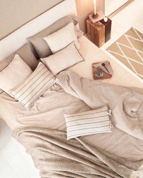 Кровать Lydia из ткани букле белого цвета на ножках из массива бука 160 x 200 см от интернет-магазина IDODOM.RU