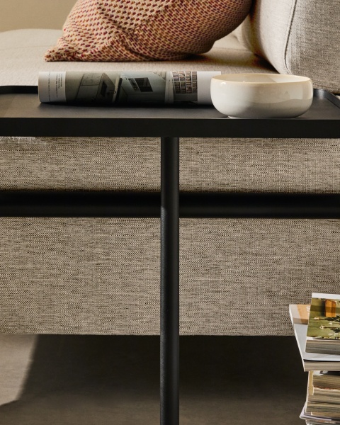 2-местный диван Compo серо-бежевого цвета с большим журнальным столиком и чёрным каркасом от интернет-магазина IDODOM.RU