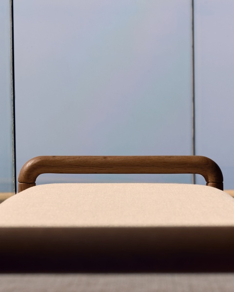 Скамейка Macaret со съемным чехлом из массива дуба с отделкой орех 120 см от интернет-магазина IDODOM.RU