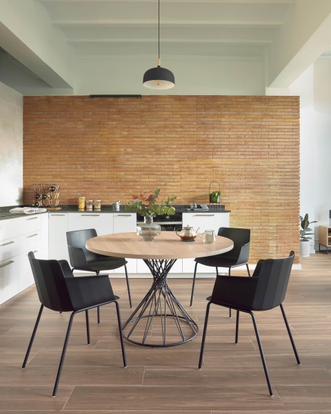 Стул Hannia черный с подлокотниками от интернет-магазина IDODOM.RU