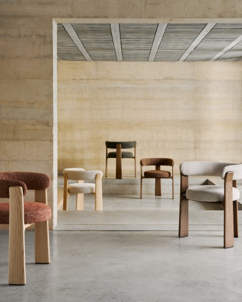 Granite Стул на 3 ножках из коричневого шенилла и массива ясеня в отделке орех от интернет-магазина IDODOM.RU