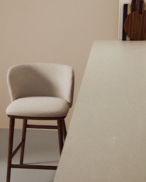 Полубарный стул Ciselia из бежевого шенилла с ножками из ясеня в отделке орех от интернет-магазина IDODOM.RU