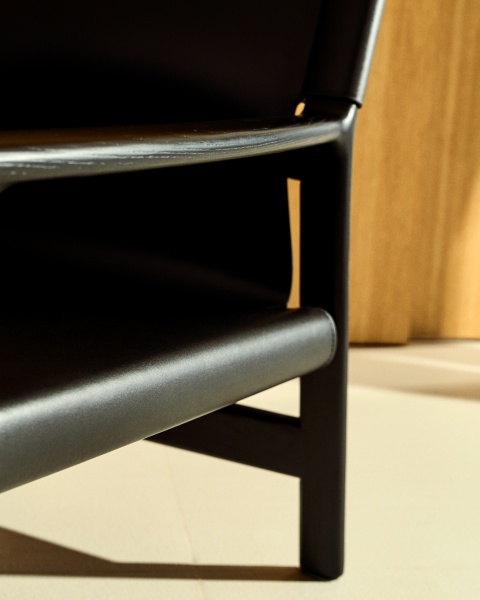 Кресло Jan из переработанной кожи черного цвета и ясеня в черном цвете от интернет-магазина IDODOM.RU