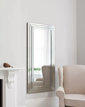 Напольное зеркало "Ар Деко" выполнено в простом, но эффектном дизайне. Большое отражающее полотно облачено в интересный багет в виде трех ступеней одинаковой высоты, тонкие прямоугольные элементы из дерева дополнены зеркальными полосками, благодаря чему р