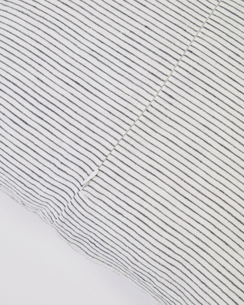 Чехол для подушки Marena из 100% льна с черными полосами 45 x 45 см от интернет-магазина IDODOM.RU