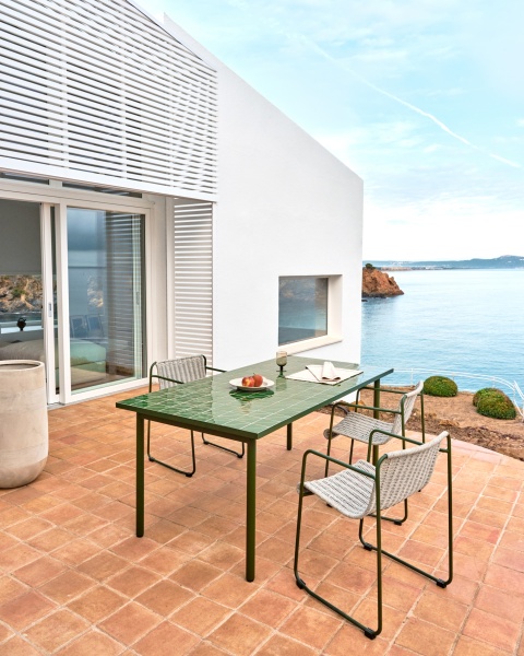 Уличный стол Maurina из оцинкованной стали зелёного цвета с зелёной керамической плиткой 182 x 91 см от интернет-магазина IDODOM.RU