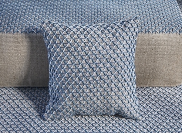 Подушка Raw Blue 50x50 от интернет-магазина IDODOM.RU