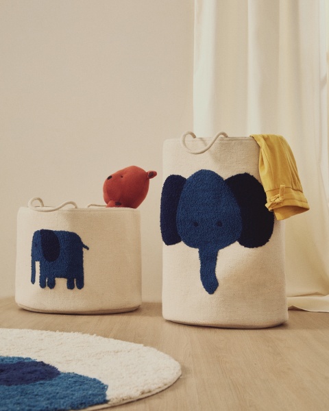 Корзина из хлопка Tandani бежевого цвета с синим слоном 50 см от интернет-магазина IDODOM.RU