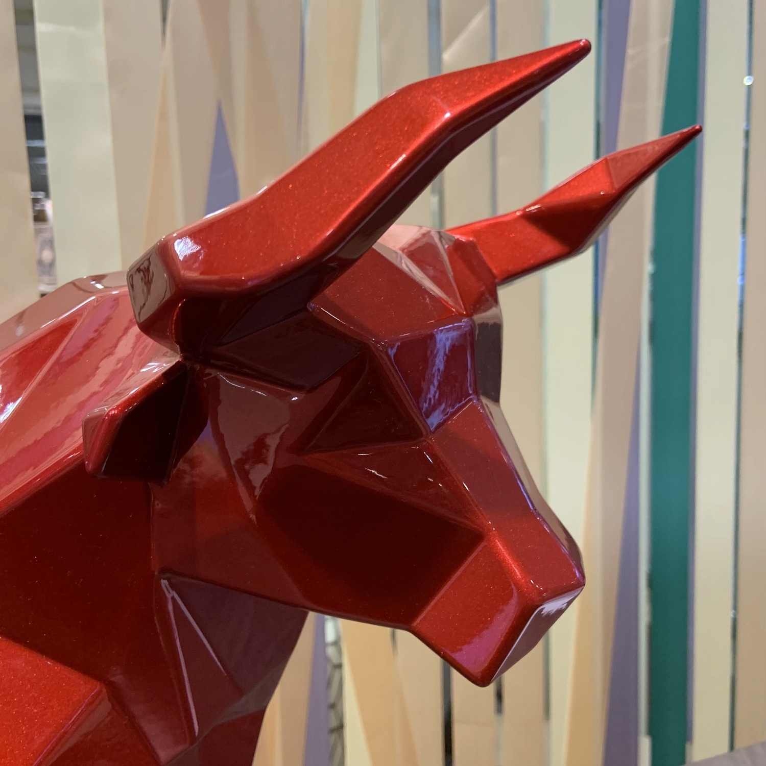 Полигональные скульптуры быков из металла: Символы Мощи, Благополучия и Исторического Значения.