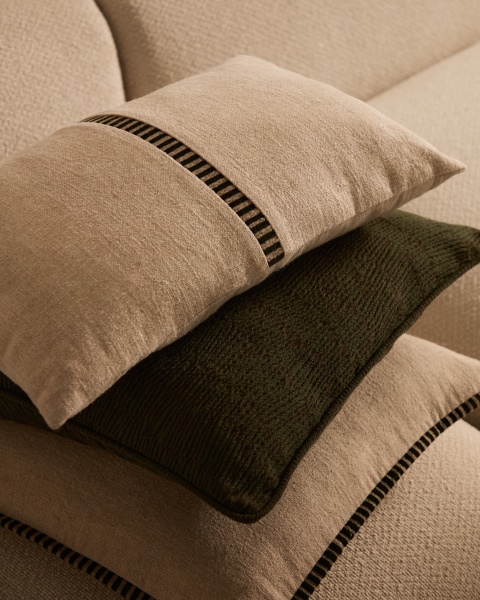 Чехол для подушки бежевого цвета Ardit с зеленой полосой 45 x 45 от интернет-магазина IDODOM.RU