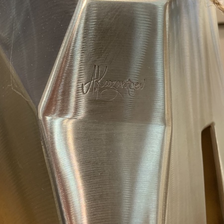 Пудель. Полигональная фигура из нержавеющей стали. Финиш: шлифовка. Высота: 82 см.