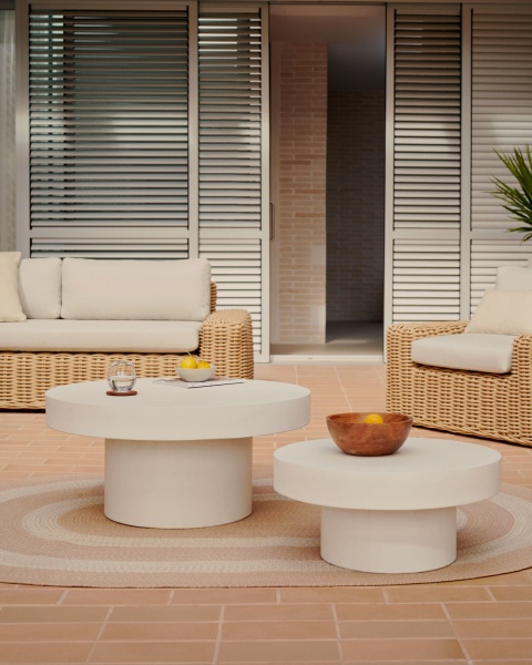 Aiguablava Круглый журнальный столик из белого цемента Ø 66 см от интернет-магазина IDODOM.RU