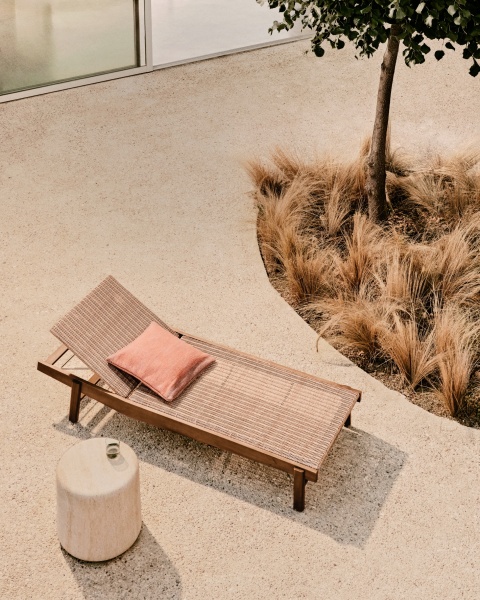 Шезлонг Itani из 100% массива акации и искусственного ротанга от интернет-магазина IDODOM.RU