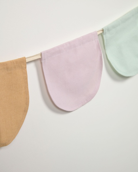 Подвесной декор Nami в виде флажков пастельных цветов из 100% органического хлопка (GOTS) от интернет-магазина IDODOM.RU