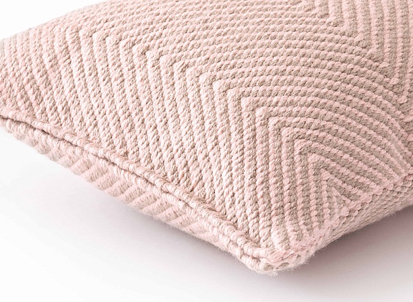 Подушка декоративная Nomad Inuit pink от интернет-магазина IDODOM.RU