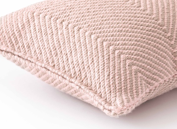 Подушка декоративная Nomad Inuit pink от интернет-магазина IDODOM.RU