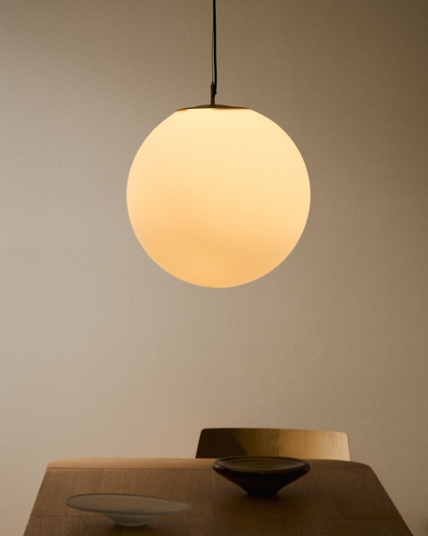 Подвесной светильник Brisia из металла в латунной отделке со стеклянным плафоном Ø50 см от интернет-магазина IDODOM.RU