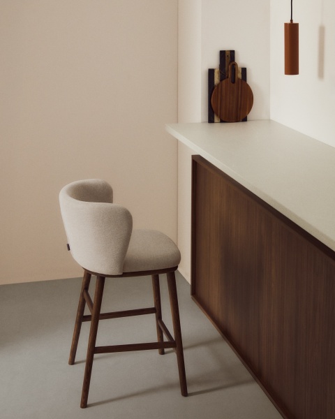 Полубарный стул Ciselia из бежевого шенилла с ножками из ясеня в отделке орех от интернет-магазина IDODOM.RU