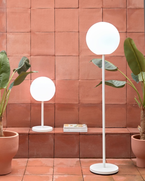 Уличная переносная настольная лампа Dinesh из белой стали от интернет-магазина IDODOM.RU